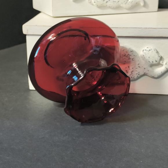 RED GLASS VASE⭐ - Picture 7 of 7